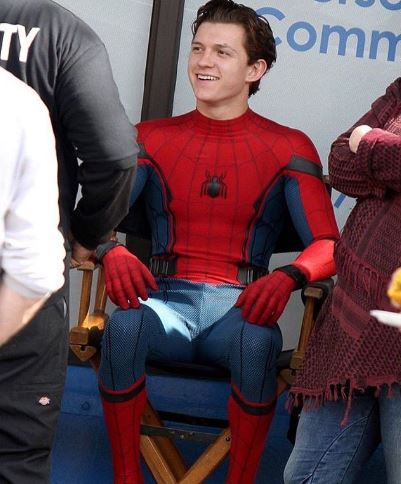 Spidey Strikes Classic Poses in New 'Spider-Man: Homecoming' Set Pics!